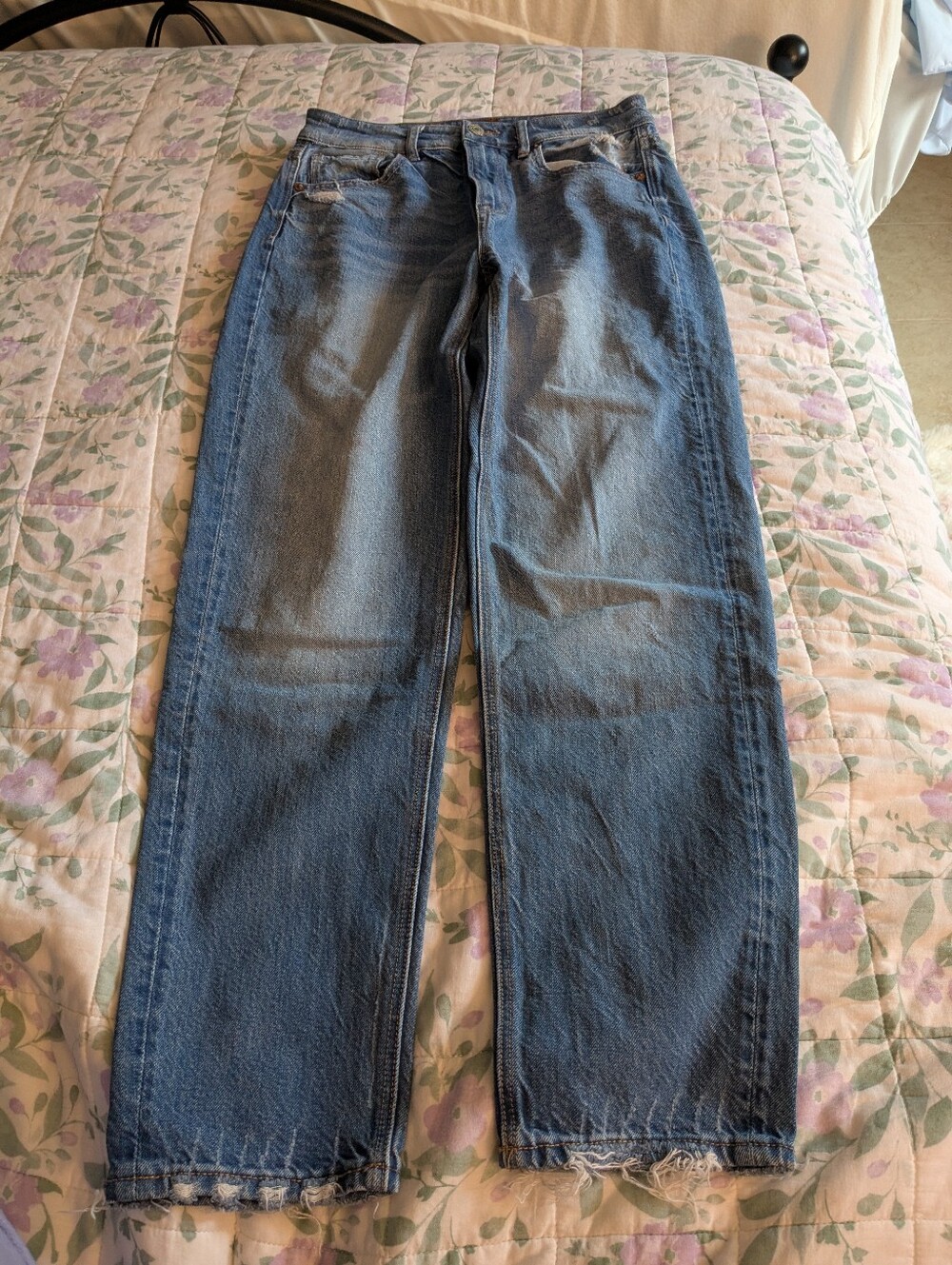 American Eagle Regular 4 Light Blue Wash Mom Jean With Distressing